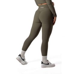 Damskie legginsy bezszwowe prążkowane z efektem scrunch – zielony szałwiowy. Zielone legginsy sportowe damskie AESTHETIC WOLF, l, bez wzorów, z dzianiny, z podwyższonym stanem, długie, na fitness i siłownię. Za 119.99 zł.