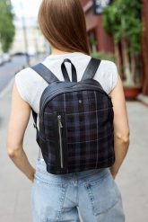 Plecak Skórzany Damski W Kratę Mały Miejski Beltimore Czarny Mat P22. Czarne plecaki damskie bez wzorów. Za 249.99 zł.