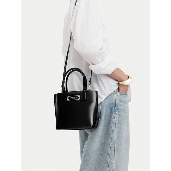 Torebka Nine West. Czarne torebki do ręki damskie Nine West, bez wzorów, klasyczne, bez dodatków. Za 159.99 zł.