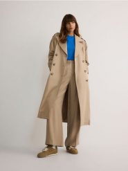 Spodnie w kant z wiskozy - beżowy. Brązowe spodnie materiałowe damskie Reserved, bez wzorów, z tkaniny. W wyprzedaży za 69.99 zł.