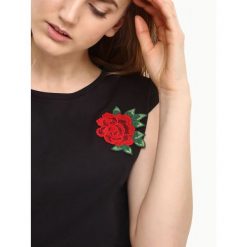 BLUZKA KRÓTKI RĘKAW LUŹNA. Czarne bluzki damskie marki TOP SECRET, z aplikacjami, z bawełny, bez kołnierzyka, bez ramiączek. W wyprzedaży za 29.99 zł.