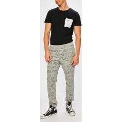 Emporio Armani - Spodnie. Spodnie materiałowe męskie marki Emporio Armani. W wyprzedaży za 199.90 zł.