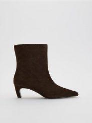 Skórzane botki na niskim obcasie - ciemnobrązowy. Brązowe botki damskie Reserved, ze skóry, bez obcasa, bez zapięcia. Za 259.99 zł.