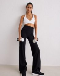 Damskie legginsy z prostą nogawką, wysoki stan, squat proof Sense czarne. Czarne legginsy damskie Aim'n, s, bez wzorów, z elastanu. Za 340.00 zł.