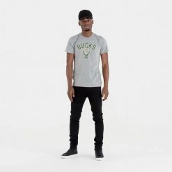 Koszulka Milwaukee Bucks. Szare koszulki sportowe męskie New Era, xs, bez wzorów, z materiału, bez kołnierzyka, bez ramiączek, do koszykówki. Za 174.00 zł.