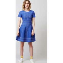 Sukienka w kolorze niebieskim. Sukienki damskie Rodier, klasyczne, z okrągłym kołnierzem. W wyprzedaży za 434.95 zł.