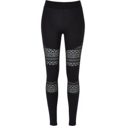 Legging inkrustowany damską koronką szydełkową Urban Classics. Czarne legginsy damskie Urban Classics, bez wzorów, z koronki. Za 160.50 zł.