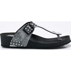 Desigual - Japonki. Czarne klapki damskie Desigual, z materiału. W wyprzedaży za 159.90 zł.