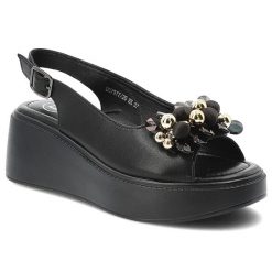 Sandały damskie Filppo, cholewka ze skóry naturalnej zabudowany przód aplikacja z koralikami i kamieniami, czarne, DS7577/26. Czarne klapki damskie Filippo, z aplikacjami, ze skóry, eleganckie, bez obcasa, na koturnie. Za 189.00 zł.
