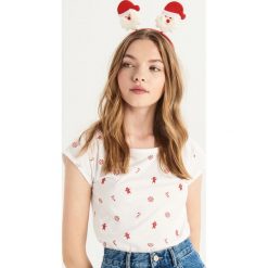 T-shirt ze świątecznym nadrukiem all over - Biały. Białe t-shirty damskie Sinsay, z nadrukiem. Za 14.99 zł.