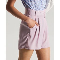 Szorty high waist z paskiem - Fioletowy. Szorty damskie Cropp. Za 69.99 zł.