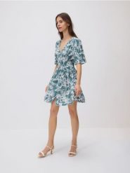 Wzorzysta sukienka mini - jasnozielony. Zielone sukienki damskie Reserved, l, bez wzorów, z wiskozy, bez kołnierzyka, bez ramiączek, mini, rozkloszowane. W wyprzedaży za 79.99 zł.