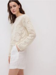 Sweter z ażurowym wzorem - kremowy. Białe swetry damskie Reserved, l, w ażurowe wzory, z bawełny, bez kołnierzyka, bez ramiączek, bez kaptura. W wyprzedaży za 79.99 zł.