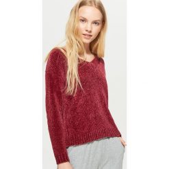 Szenilowy sweter z dekoltem - Bordowy. Czerwone swetry damskie Cropp. W wyprzedaży za 39.99 zł.