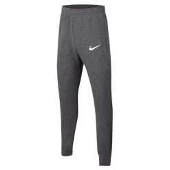Spodnie sportowe chłopięce Nike Park 20 Fleece. Białe spodnie sportowe dla chłopców Nike, bez wzorów, z dresówki, sportowe, na jogę i pilates. Za 179.99 zł.