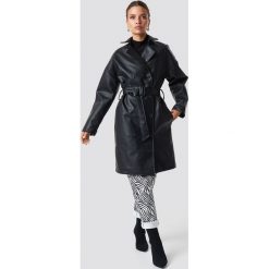 NA-KD Trend Dwurzędowy płaszcz PU - Black. Czarne płaszcze damskie NA-KD Trend, w paski. Za 404.95 zł.