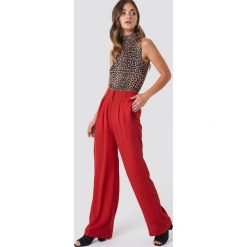 NA-KD Trend Szerokie spodnie - Red. Spodnie materiałowe damskie marki NA-KD Trend. Za 121.95 zł.