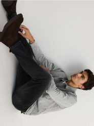 Jeansy carrot slim z przetarciami - czarny. Czarne jeansy męskie Reserved. Za 139.99 zł.