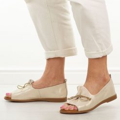 Złote skórzane płaskie sandały damskie Cambell 656. Żółte sandały damskie Cambell, bez wzorów, z jeansu, bez obcasa, na płaskiej podeszwie, bez zapięcia. Za 219.00 zł.