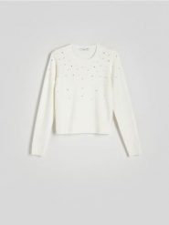Sweter z aplikacją - kremowy. Białe swetry damskie Reserved, l, z aplikacjami, z dzianiny, bez kołnierzyka, bez ramiączek, bez kaptura. W wyprzedaży za 49.99 zł.