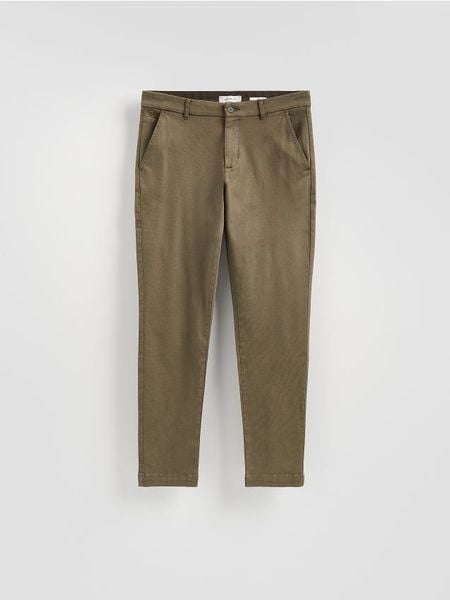 Spodnie chino slim fit - brązowy. Brązowe spodnie materiałowe męskie Reserved, bez wzorów, z lyocellu. W wyprzedaży za 65.99 zł.