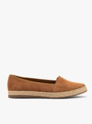 Rude welurowe espadryle. Brązowe espadryle damskie Ryłko, bez wzorów, ze skóry, z okrągłym noskiem, bez obcasa, na płaskiej podeszwie, bez zapięcia. W wyprzedaży za 279.99 zł.