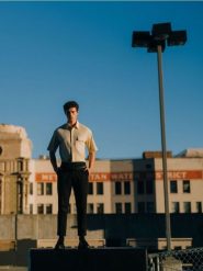 Spodnie chino leisure fit - czarny. Czarne spodnie materiałowe męskie Reserved, bez wzorów, z bawełny. W wyprzedaży za 119.99 zł.