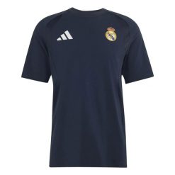 Koszulka Real Madrid Tiro Travel 2026/27. Niebieskie koszulki sportowe męskie Adidas, xs, bez wzorów, ze skóry, bez kołnierzyka, bez ramiączek, na fitness i siłownię. Za 194.00 zł.