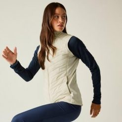 Damska wodoodporna pikowana kamizelka Air Lite. Białe kurtki sportowe damskie Dare 2b, bez wzorów, z materiału, bez kaptura, trekkingowe. Za 479.99 zł.