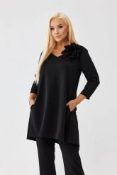 Asymetryczna czarna tunika Florina z wydłużonym tyłem i odpinanym kwiatem PLUS SIZE XXL OVERSIZE JESIEŃ. Czarne bluzki damskie Moda Size Plus Iwanek, l, bez wzorów, z nylonu, biznesowe, z asymetrycznym kołnierzem, plus size, bez ramiączek. Za 229.90 zł.