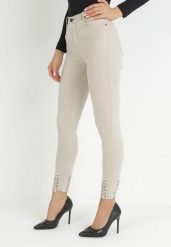 Jasnobeżowe Jeansy Skinny z Postrzępioną Nogawką Chiteli. Brązowe jeansy damskie Born2be. Za 79.99 zł.