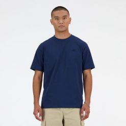 Koszulka męska New Balance MT41533NNY – granatowa. Niebieskie koszulki sportowe męskie New Balance, m, bez wzorów, z dresówki, bez kołnierzyka, bez ramiączek. Za 169.99 zł.