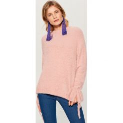 Sweter z wiązaniami na rękawach - Różowy. Czerwone swetry damskie Mohito. Za 129.99 zł.