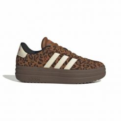 Buty sportowe VL Court Bold dla kobiet adidas. Brązowe obuwie sportowe damskie Adidas, bez wzorów, z materiału. Za 452.50 zł.