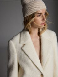 Czapka beanie - kremowy. Białe czapki i kapelusze damskie Reserved, bez wzorów. Za 39.99 zł.