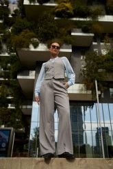 Spodnie w kant szare. Szare spodnie materiałowe damskie MOODO, l, bez wzorów, z elastanu. Za 139.99 zł.