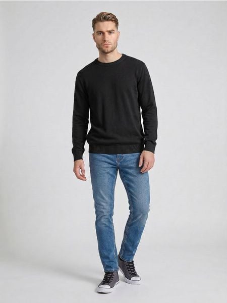 Bawełniany sweter basic - czarny. Czarne swetry przez głowę męskie Sinsay, l, bez wzorów, z bawełny, bez kołnierzyka. Za 49.99 zł.