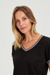 Bluzka z bawełny czarna. Czarne bluzki damskie MOODO, bez wzorów, z bawełny, bez kołnierzyka, bez ramiączek. Za 69.99 zł.