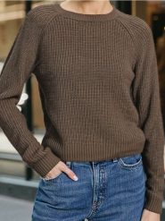 Basic sweter z długimi rękawami - brązowy. Brązowe swetry damskie Sinsay, l, bez wzorów, bez kołnierzyka, bez ramiączek, długie, bez kaptura. Za 39.99 zł.