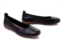 JOSEF SEIBEL 74801 133 100 Fenja 01 DS. schwarz, baleriny, czółenka damskie. Czarne baleriny damskie Josef Seibel, bez wzorów, ze skóry, bez obcasa. Za 379.90 zł.