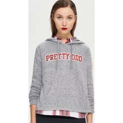 Sweter z kapturem - Jasny szar. Swetry damskie Sinsay. W wyprzedaży za 19.99 zł.