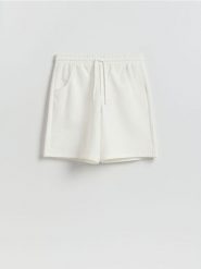 Szorty regular fit - złamana biel. Szorty męskie Reserved, l, bez wzorów, z bawełny. Za 109.99 zł.