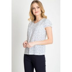 Bluzka z delikatnym florystycznym printem QUIOSQUE. Bluzki damskie marki QUIOSQUE. W wyprzedaży za 49.99 zł.