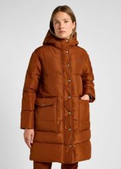 LEE DAMSKA KURTKA LONG PUFFER JACKET CLOVE 112355178 LI54016312. Brązowe płaszcze damskie Lee, na zimę, l, bez wzorów, z poliesteru, eleganckie, bez kaptura. W wyprzedaży za 249.99 zł.