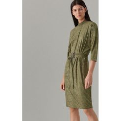 Dopasowana sukienka z motywem wężowej skóry - Zielony. Sukienki damskie marki Mohito. Za 139.99 zł.