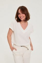 Bluzka z bawełny z dekoltem w serek biała. Białe bluzki damskie MOODO, bez wzorów, z bawełny, bez kołnierzyka, bez ramiączek. Za 54.99 zł.