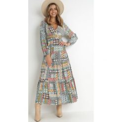 Jasnoniebieska Sukienka z Kopertowym Dekoltem w Patchworkowy Wzór Betey. Niebieskie sukienki damskie Born2be, na co dzień, s, bez wzorów, z jeansu, eleganckie, bez kołnierzyka, bez ramiączek, maxi, kopertowe. Za 29.99 zł.