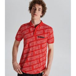 Koszulka polo z napisami all over - Czerwony. Koszulki polo męskie marki Cropp. Za 59.99 zł.
