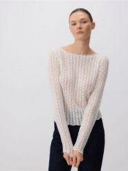 Ażurowy sweter - kremowy. Białe swetry damskie Reserved, l, w ażurowe wzory, z dzianiny, bez kołnierzyka, bez ramiączek, bez kaptura. W wyprzedaży za 69.99 zł.