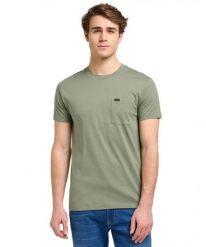 MESKA KOSZULKA LEE ULTIMATE POCKET TEE OLIVE STONE 112370494. Zielone t-shirty męskie Lee, xl, bez wzorów, bez kołnierzyka. Za 79.99 zł.